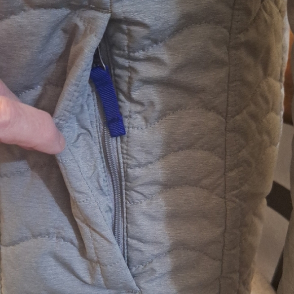 The North Face Women's Light Gray Quilted Lightweight Puffer Jacket - Picture 3 of 10